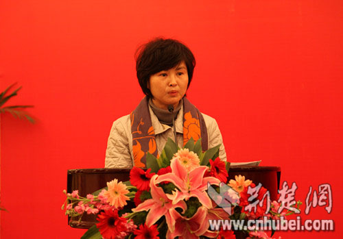 图为:武汉市政府副市长刘英姿在全省旅游工作会议上发言