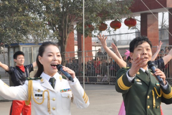 "文化大餐"下基层 直击武警河南总队文工团慰问一线官兵(组图)