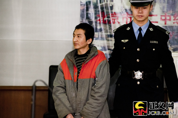 庭审开始，被告人石柏魁被带入法庭，神情轻松。见习记者 杨征/摄