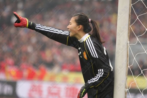 图文:[四国赛]女足0-0韩国 张越指挥全队