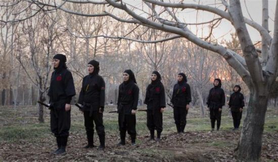 组图:伊朗女忍者们展示剑术