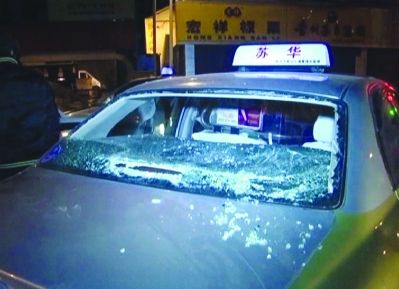出租车后挡风玻璃被损坏