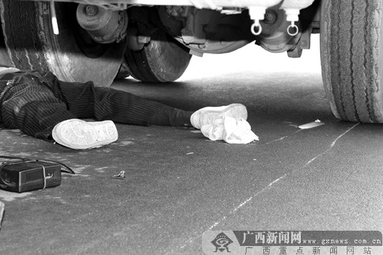在柳州市西环路与河西路交叉路口,一名骑电动车的男子从车上摔下来后