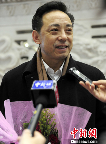 图为著名京剧演员于魁智抵达北京首都国际机场后接受记者的采访.