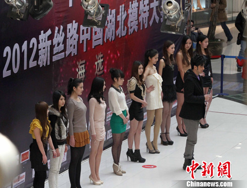 2012新丝路湖北模特大赛海选首秀(组图)