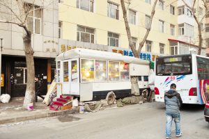 水果车"开"上道人行道上人行难(图)