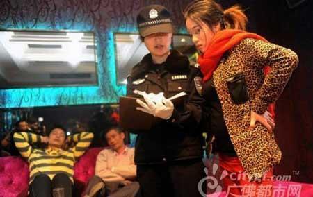 广东警方突击清查夜总会 一晚刑拘804人(组图)