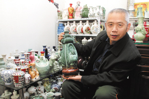 2004年退休后,他喜欢上了收藏造型别致,图案优美的空酒瓶.