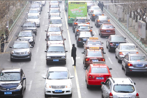 行驶在路上的车辆越来越多,这是首府乌鲁木齐居民的共同感受.