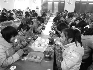 1800名学生吃上免费鲜鸡蛋(图)-搜狐滚动
