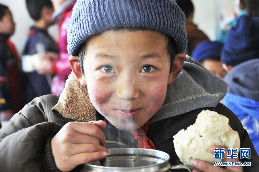 宁夏26万贫困农村小学生吃上免费营养餐(高清