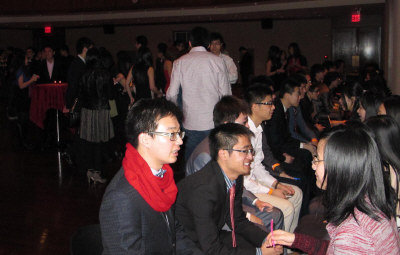 华裔青年男女们在速配环节中互相交流。（图片来源：美国《世界日报》）