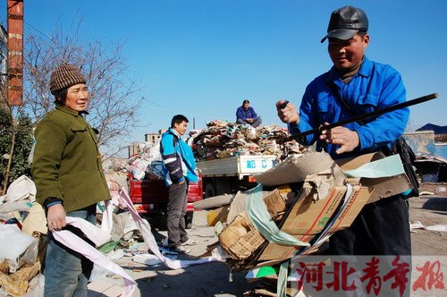 针对废品收购的"紧箍咒"出台后,小区里大喊"收破烂"招徕生意的场面