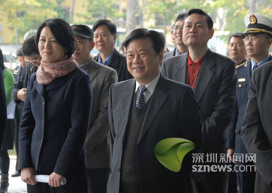 深圳市委组织部副部长刘燕在现场宣布了相关任
