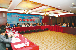 议政会上,学生及家长代表成为主角,人大代表及政府官员分列两旁。