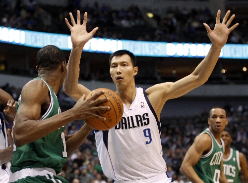 图文:[nba]小牛胜凯尔特人 易建联防守约翰逊