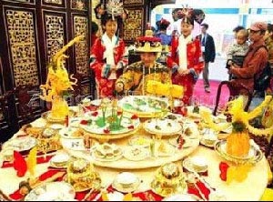 特点是宴席全部由填鸭为料烹制各类鸭菜肴组成,共有100多种冷热