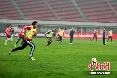 2月21日晚，中国国家足球队在长沙贺龙体育馆进行适应性训练。杨华峰 摄