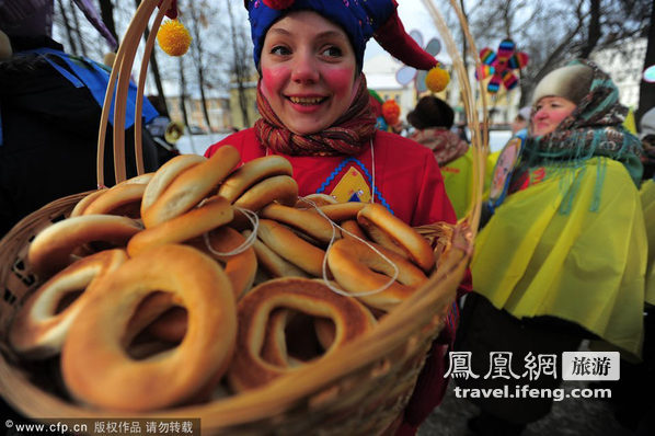 俄罗斯举办传统“薄饼节” 街上分享各色美食(组图)-搜狐滚动