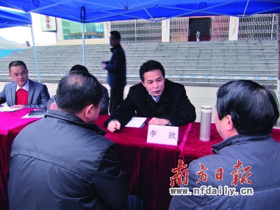阳山县县长李欣正在询问群众反映的问题.李细华 摄