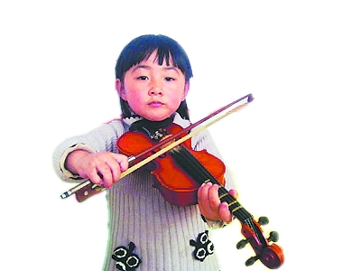 两岁宝宝拉小提琴的照片