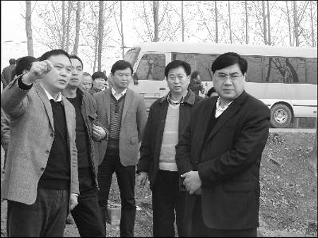 尉氏范付中(右一)在农田水利基本建设工地