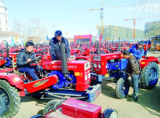 2月21日,扎兰屯市中和镇农民在市农机市场选购农机具.