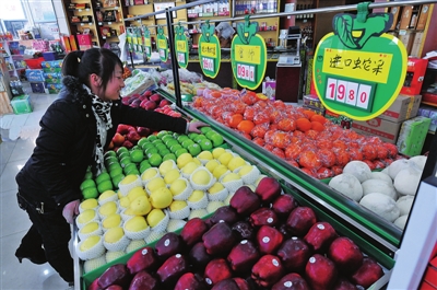 2月22日,市民正在我市一水果批发超市内挑选进口青蛇果.