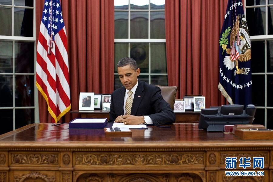 2月22日,在美国首都华盛顿白宫椭圆形办公室,美国总统奥巴马签署薪资