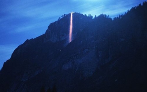 火瀑布在美国加州惊现 图片展示这一奇特景象