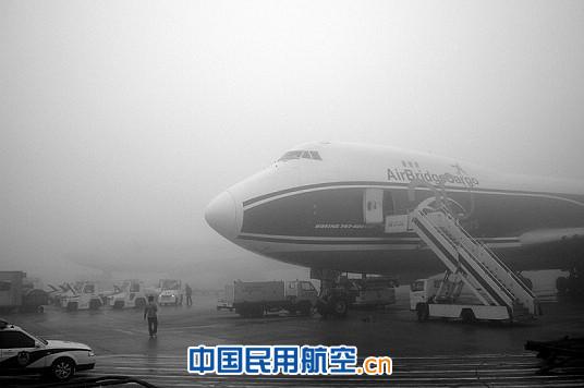 浦东机场罕见低云天气(图)