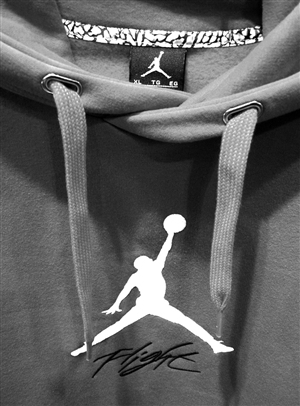 你没看错jordan告乔丹侵权; 耐克店内"air jordan"商标; 飞人乔丹标志