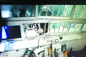 捡到治病钱的男子总算答应还钱了，但雷小林还是不安逸 这哥们硬扣了1000元感谢费 捡到了钱，你会怎么处理？是据为己有还是还给失主！