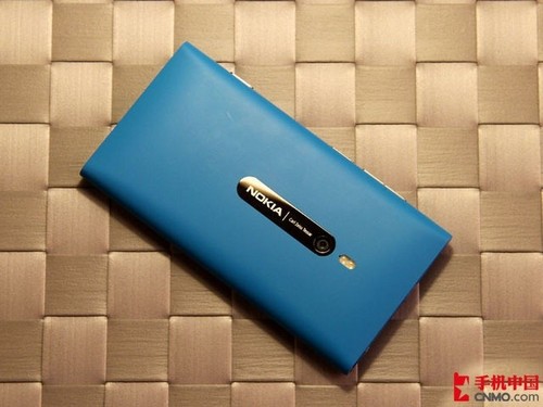 诺基亚Lumia 800背面图片