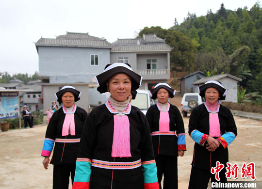 2月23日,在广西河池市凤山县平乐瑶族乡梦娥瑶寨,身着民族服饰的蓝靛