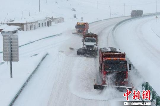 新疆伊犁山区遭遇暴风雪 部分路段积雪30厘米