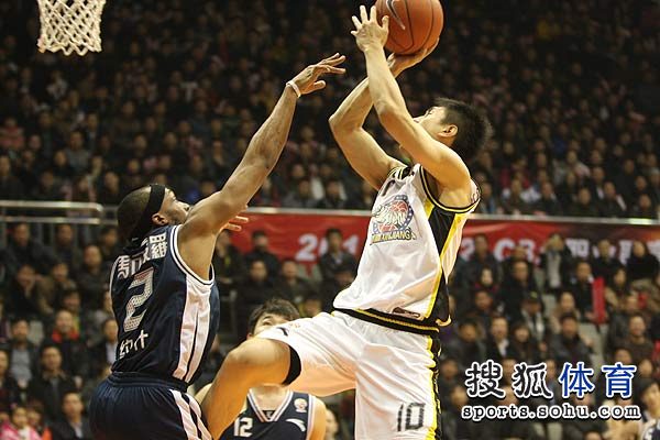 图文[cba季后赛]新疆vs东莞 孙伟博骑马射箭