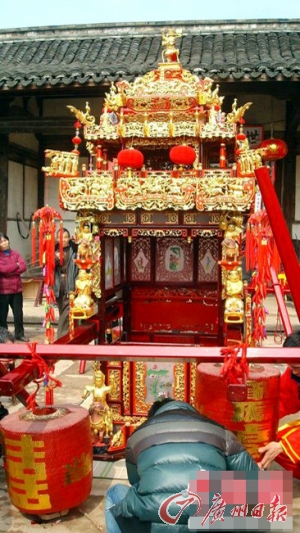 男子迎亲花轿纯金装饰(图)