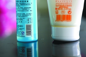 化妝品瓶身上的使用標識 實習記者 吳廷 攝
