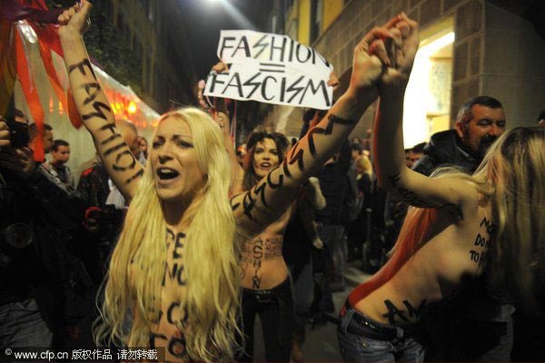 时装周爆反时尚游行 抗议者举时尚=法西斯标