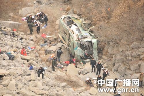 河南大巴山西坠崖15人遇难 抢险正在进行(组图