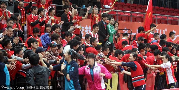 图文:[女排]恒大3-0天津 恒大队和球迷握手