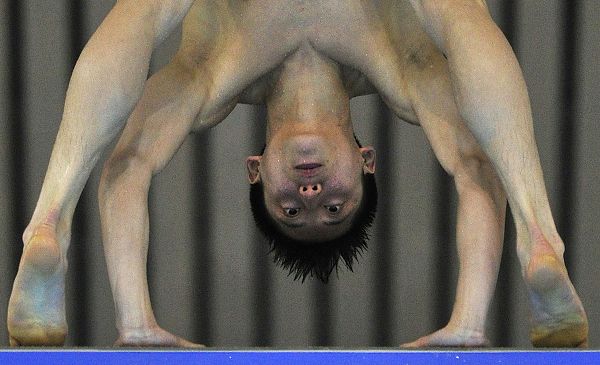 图文:跳水世界杯男子10米台 林跃做倒立动作