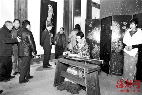 汉服男子弹古琴图片