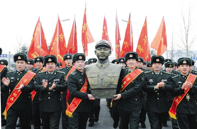 2月24日,雷锋生前所在团官兵将重新雕塑的雷锋