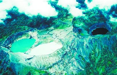 三色湖探秘:克利穆图火山爆发而成