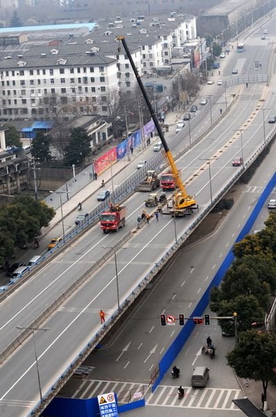 2月25日,南京水西门高架桥封闭准备爆破拆除,届时主城区交通出行将会