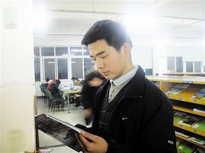 楚天都市报讯 图为:周海洋在图书馆学习图片