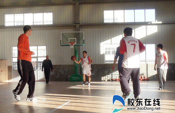 解甲庄街道与烟台福爱集团举行篮球友谊赛(图