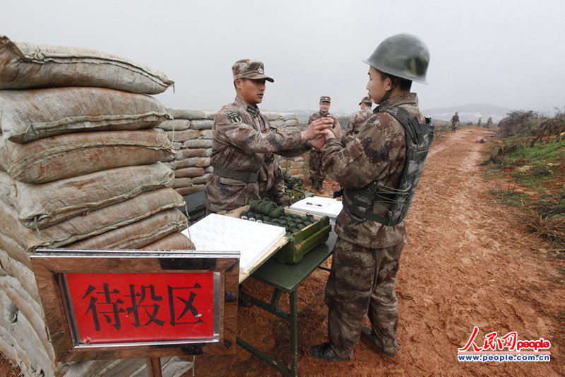 该部新兵营在前一阶段的手榴弹投掷训练中,分骨干讲解,现场示范